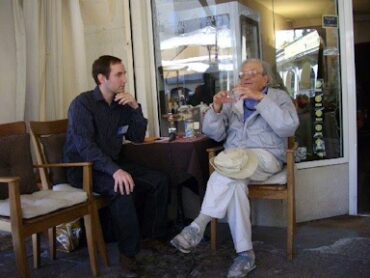 Nyons 2008 : Michel Jeury, devant le salon de thé de sa fille, Dany.
