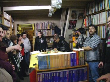 Anniversaire Temps Livres : Tout le monde attend le feu vert pour manger.