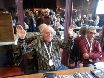 Les Intergalactiques 2015 : Markus et Sylvain Bardot, un ami qui m'aide à tenir le stand. Photo : Valérie Simon.