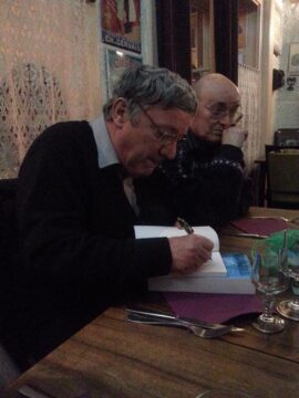 Dédicace Armada. : Pierre Stolze et Markus. Même au resto Pierre continue de dédicacer. Photo : Selene Verri.