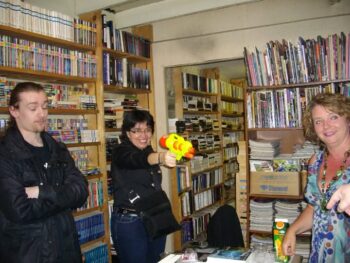 De son pistolet désintégrateur l'agent intergalactique Selene Verri tient en joue un dangereux espion Végan. L'ami Léo préfère ne pas voir ça.— avec Selene Verri et Valérie Simon.