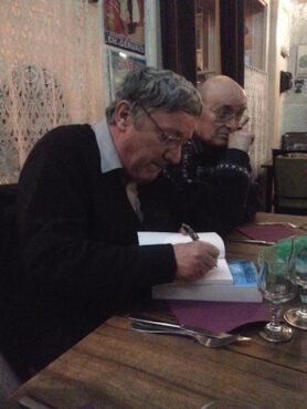 Dédicace Armada. : Pierre Stolze et Markus. Même au resto Pierre continue de dédicacer. Photo : Selene Verri.