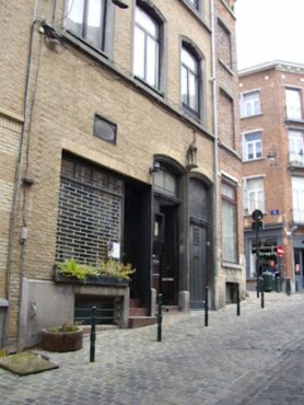 Bruxelles. L'entrée de la Galerie La Girafe. 