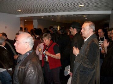 Utopiales 2010. Le bar de Mme Spock. A droite, le traducteur Luc Carissimo. Au milieu, Flo, une des Lyonnes de la SF.