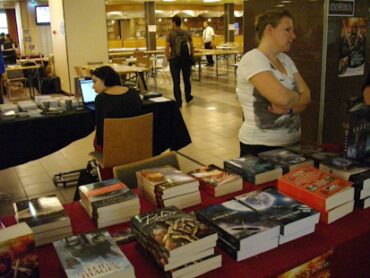 OctoGônes 2011. Au premier plan les éditions Mnémos et derrière ActuSF. Les photos ont été prises en début d'après-midi, avant l'arrivée des visiteurs.