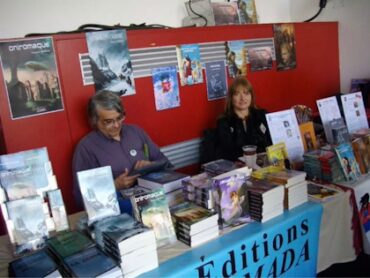 Les Oniriques 2013 : Joseph Altairac au stand Armada et Isabelle Marin des Netscripteurs.