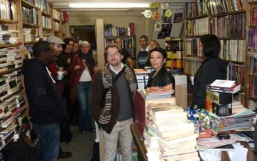 Librairie Temps Livres. De mémoires vivantes. : Au premier plan : Nicolas Le Breton et Ombre.